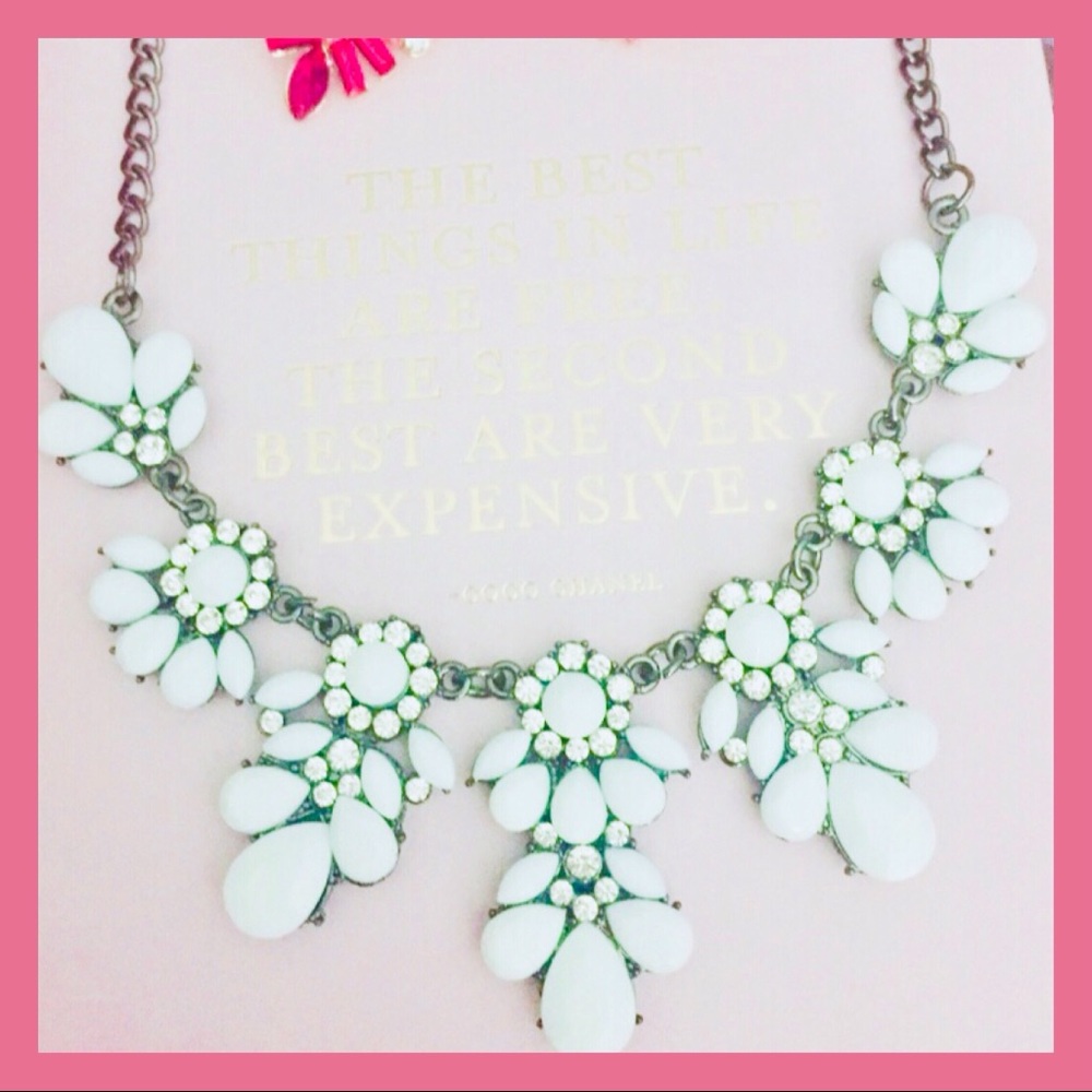 🛍💎 White statement  necklace 🛍🎀 - Picture 2 of 3